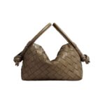 Crossbody-Tasche aus Intrecciato-Leder in Kiefernzapfen 13cm
