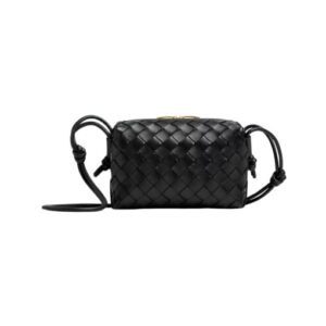 Crossbody-Tasche aus Intrecciato-Leder in Schwarz 11cm