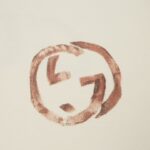 T-shirt Gucci Distressed Logo Beige GC047 - Image 4