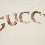 T-shirt Gucci Distressed Logo Beige GC047 - Image 5