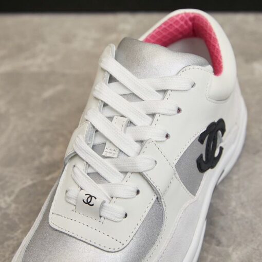 Sneaker Aus Weißem Kalbsleder und Silbernem Satin – Bild 4