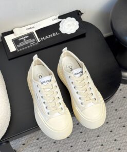Alternative view of Weiße Sneaker aus weichem Stoff
